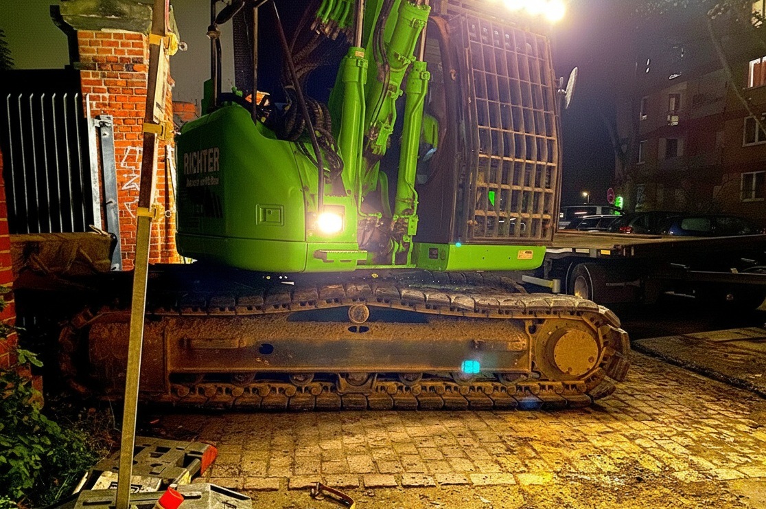 Kompaktbagger für Entkernung und Erdaushub in Hamburg. Abbruch Richter