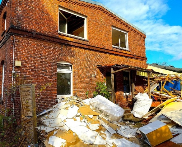 Entrümpelung vor Abbrucharbeiten in Hamburg. Hausinhalt wird entfernt und in Container sortiert durch Abbruchunternehmen