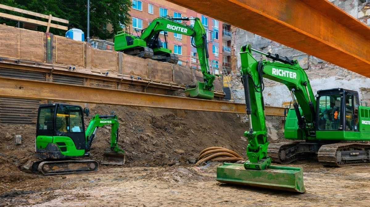 Mehrere Bagger beim Erdaushub mit Berliner Verbau in dicht bebautem Hamburg