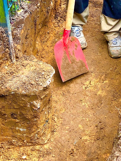 Handausschachtung beim Erdaushub in Hamburg mit Schaufelarbeit