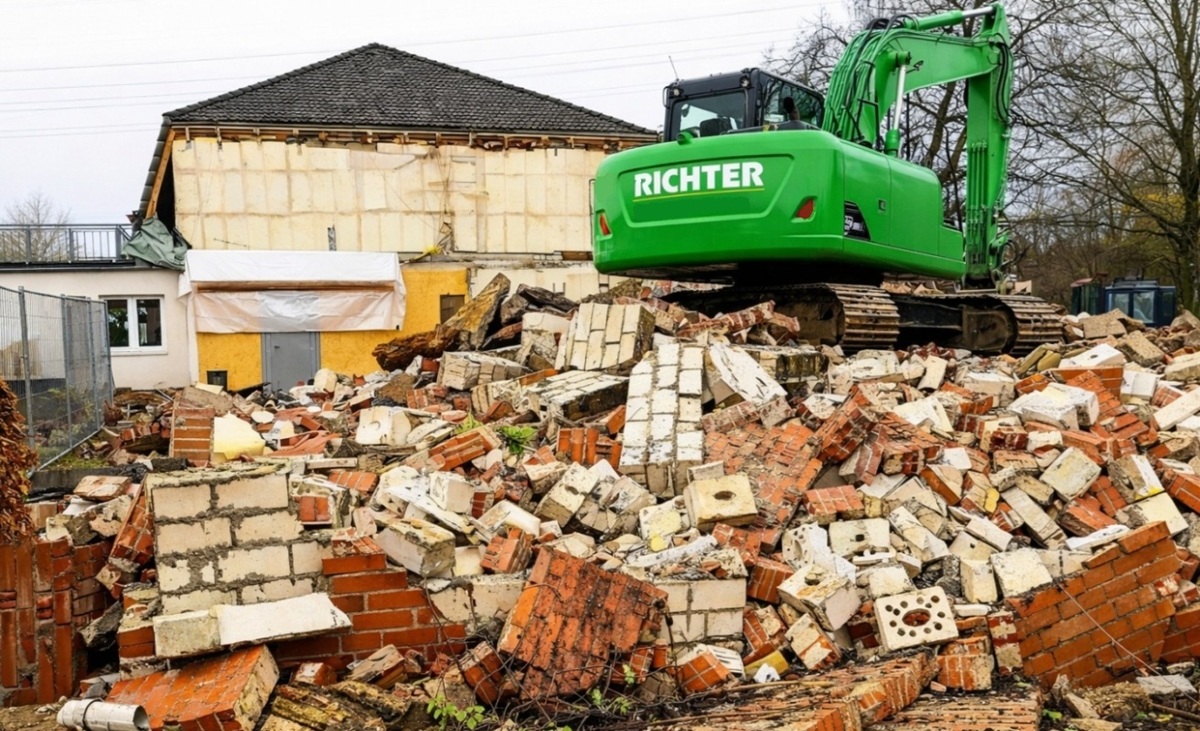 Abbruch Bagger Hamburg altes Gebäude Rückbau